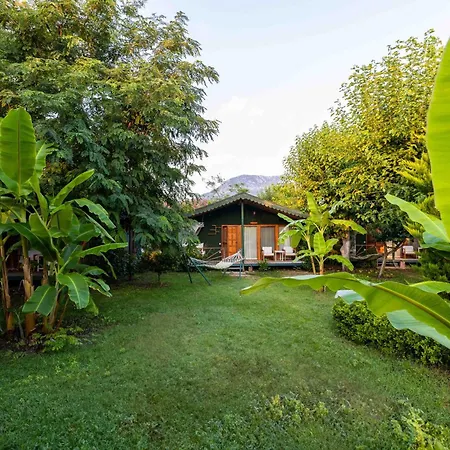 Bed & Breakfast Etenna Beach Bungalows 3*