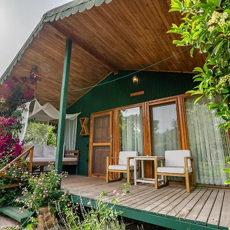 Bed & Breakfast Etenna Beach Bungalows 3*