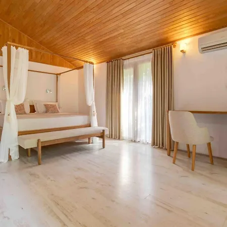Etenna Beach Bungalows Bed & Breakfast